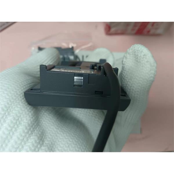 KEYENCE超小型數(shù)字激光傳感器放大器單元LV-N12CN